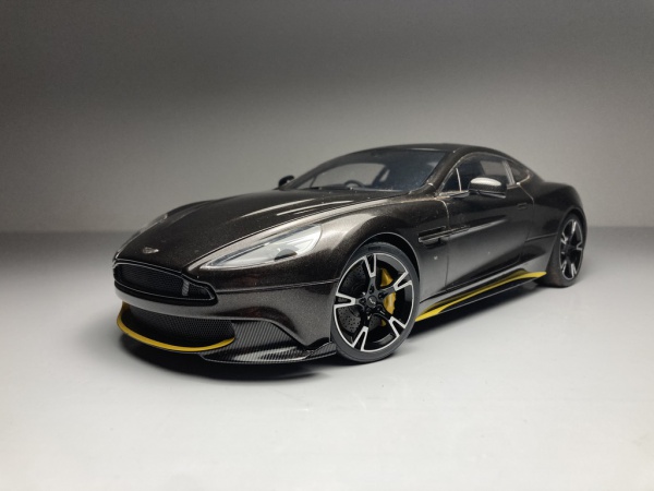 Aston Martin Vanquish S Marrom AutoArt Escala 1/18 mini