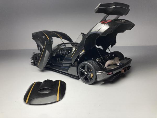 Koenigsegg One:1 Preto/Fibra de carbono AutoArt Escala