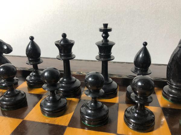 Tabuleiro para xadrez em madeira de lei com trabalho de