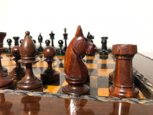 Tabuleiro para xadrez em madeira de lei com trabalho de