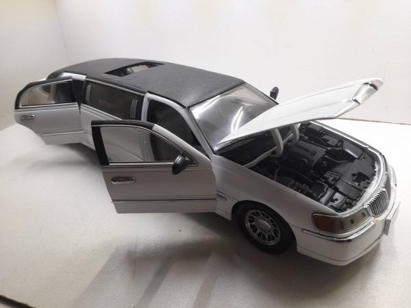 Miniatura em metal Lincoln Town Car Stretch Limousine - Marca: Sun