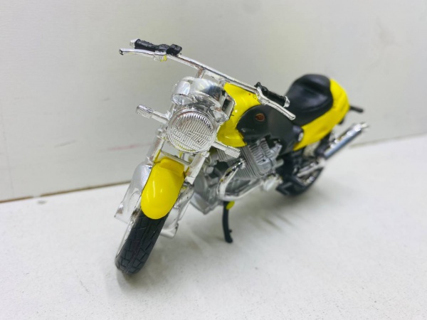 Miniatura em metal Moto Guzzi V10 Centauro - Marca: Maisto