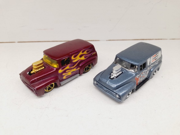 Lote com 2 miniaturas em metal 1956 Ford - Marca: Hot Wheels