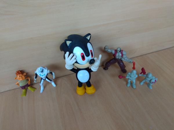 Kit com os três bonecos, Sonic com 30 cm e os menores com 20 cm.