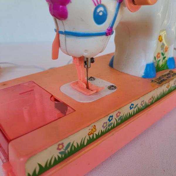 BRINQUEDO ANTIGO MAQUINA DE COSTURA LOVELY PONY. BEM CO