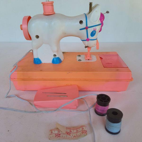 BRINQUEDO ANTIGO MAQUINA DE COSTURA LOVELY PONY. BEM CO