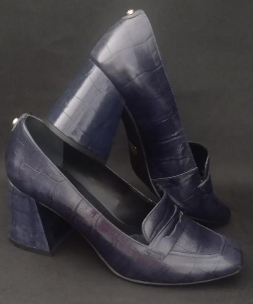 JORGE BISCHOFF Par de sapatos na cor azul marinho c