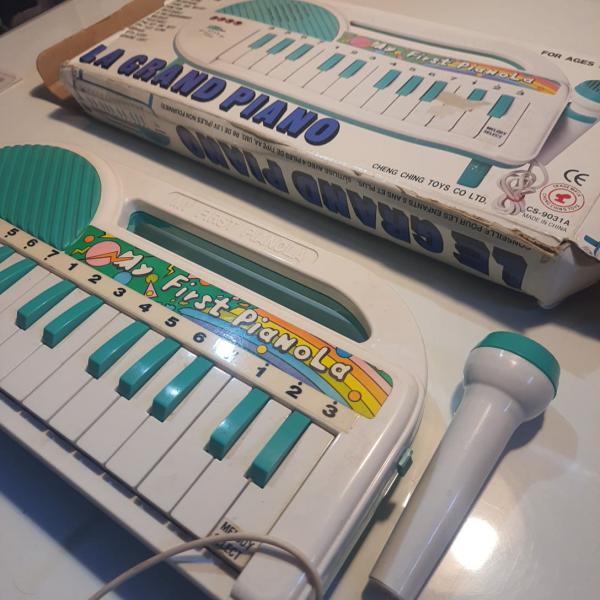 37 Chaves Crianças Piano Musical Piano Eletrônico Teclado Brinquedo  Instrumento Musical Brinquedo com Microfone para Meninos Meninas Mais de 3  Anos de Idade : : Brinquedos e Jogos