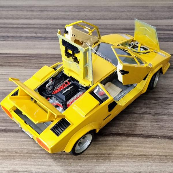 BBURAGO - Lamborghini Countach (1988) na cor amarela -