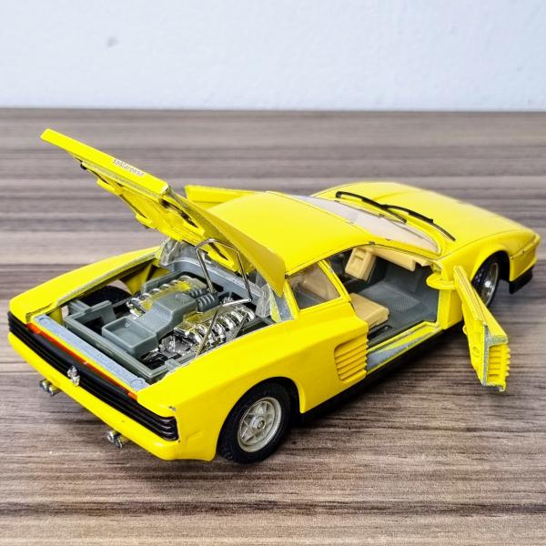 BBURAGO - Ferrari Testarossa (1984) na cor amarela - Es
