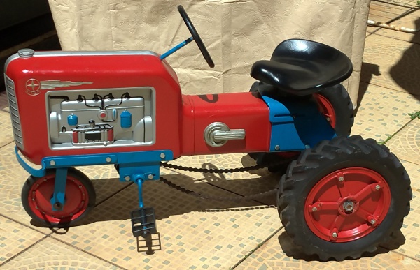 Trator de brinquedo trabalha no campo! Vídeo de história para crianças com  carros 