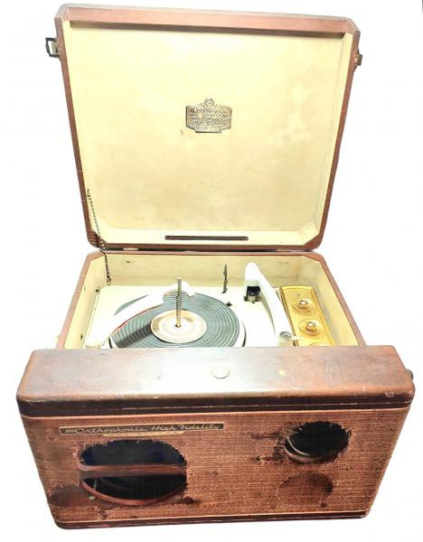 Antiga Vitrola da marca RCA VICTOR dos 40, acoplada a