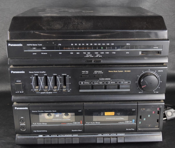 Aparelho toca disco e fitas, marca Panasonic, modelo SS-5600