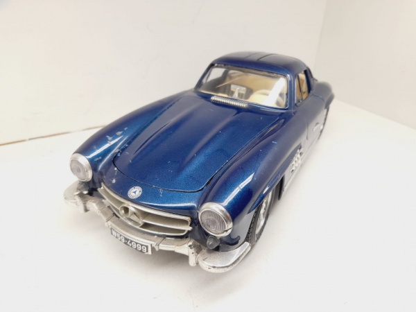 Miniatura Mercedes Benz E-Class Custom 1:18 Diecast Model by Kyosho 