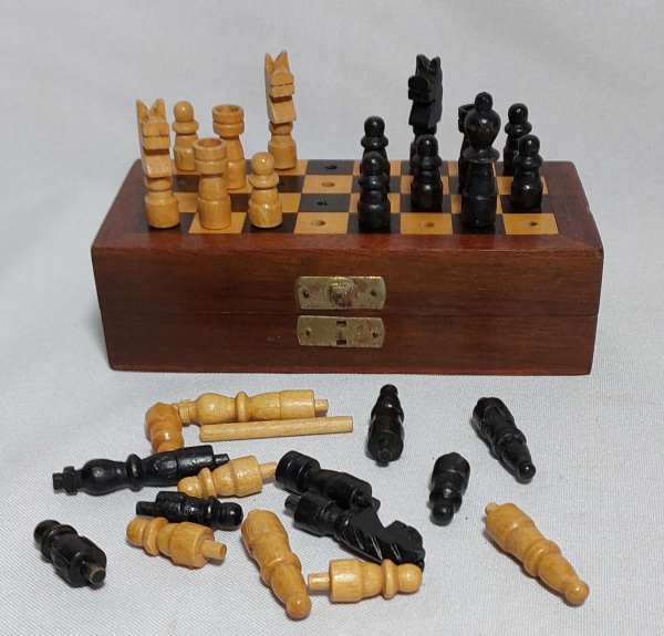 Antigo mini jogo de xadrez. Está em bom estado mas está