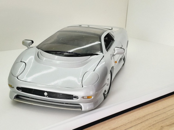 Miniatura em metal Jaguar XJ220 - Marca: Maisto - Escala: 1/12