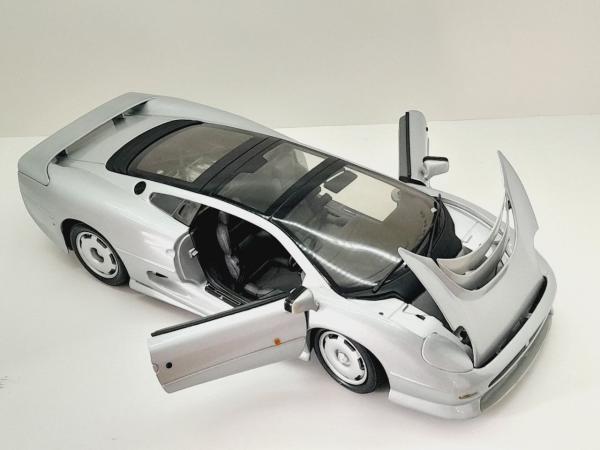 Miniatura em metal Jaguar XJ220 - Marca: Maisto - Escala: 1/12