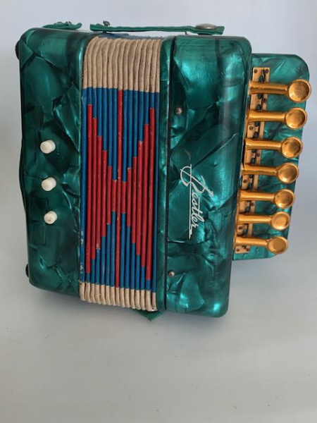 Brinquedo-Sanfona antiga da marca Bestler, não esta funcionando m