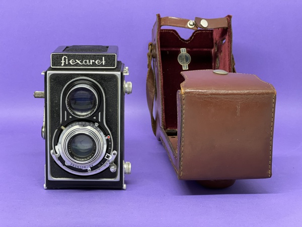 Máquina de fotografia Meopta Mod. Flexaret-III, com sis