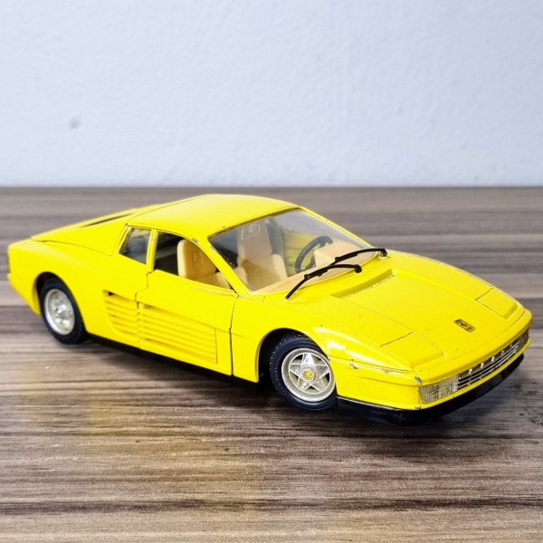 BBURAGO - Ferrari Testarossa (1984) na cor amarela - Es