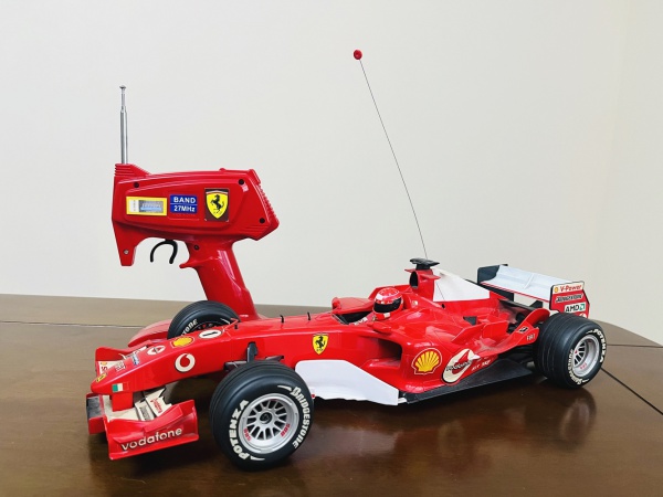 MEIJAXIN TOYS R/C - FERRARI F2005 - ESCALA 1/10, Medindo 45 cm
