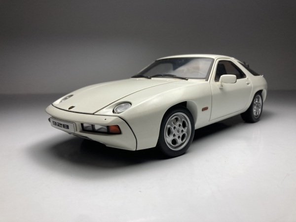 Porsche 928 Branco - AutoArt *Possui caixa original Esc