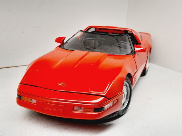 Miniatura em metal Chevrolet Corvette ZR1 1992 - Marca: Maisto