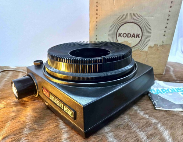 PROJETOR KODAK CARROUSEL 600, funcionando, caixa original e manual