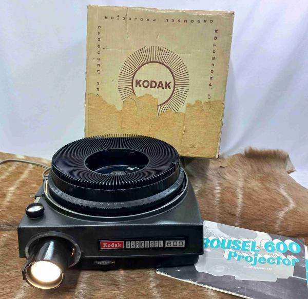 PROJETOR KODAK CARROUSEL 600, funcionando, caixa original e manual