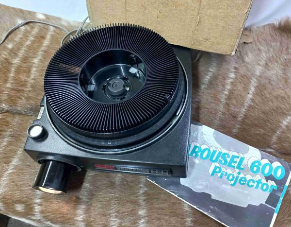 PROJETOR KODAK CARROUSEL 600, funcionando, caixa original e manual