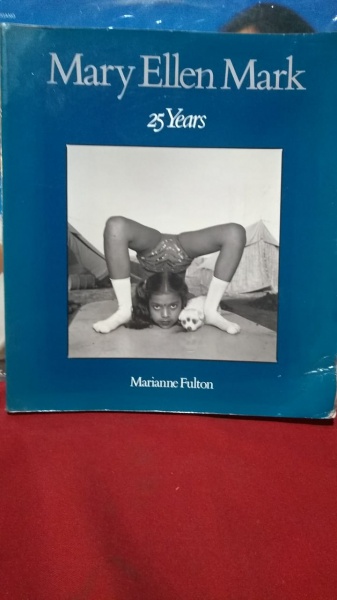 洋書 Mary Ellen Mark 25 Years Mary Ellen Mark: 25 Years: Fulton, Marianne: 9780821218389: Amazon