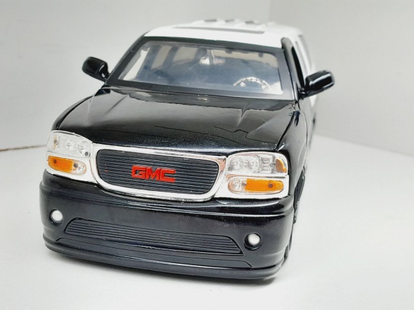 Miniatura em metal 2002 GMC Yukon Denali - Marca: Jada Toys