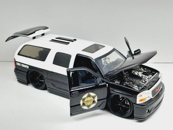 Miniatura em metal 2002 GMC Yukon Denali - Marca: Jada Toys