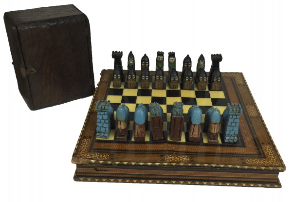 Lote com curioso tabuleiro de xadrez, possuem nos lugar