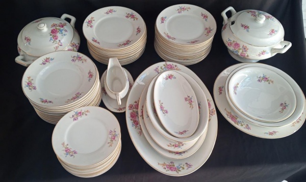 Antigo aparelho de jantar com 59 pecas em porcelana Mauá sendo 24