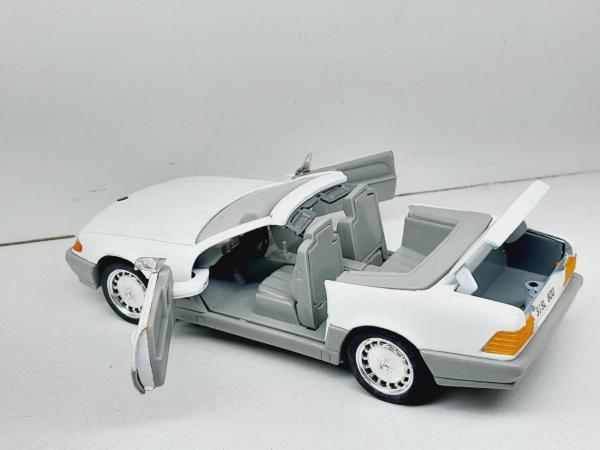 Miniatura em metal 1989 Mercedes-Benz 500SL - Marca: SunnySide