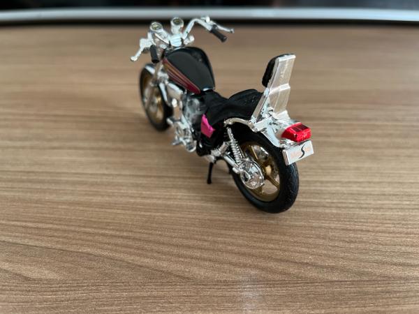 Miniatura moto Yamaha Virago XV 1100. Escala 1/18. Apro