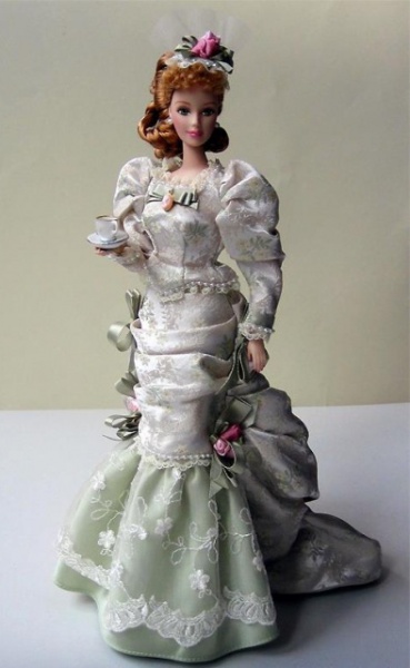 Boneca Antiga De Porcelana Com Roupa De Época Com Suporte