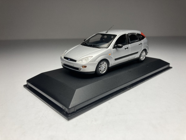 新品　ミニカー　1/43『Ford em miniatura 1/43 Escala Minichamps - Cinza Focus Ford GHIA』シルバー 2000 Focus ミニカー