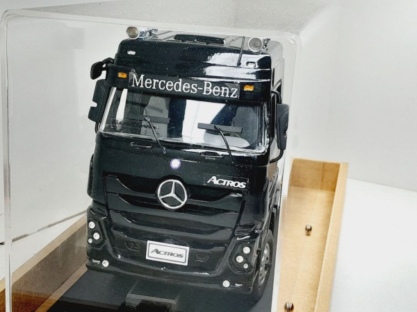 Miniatura Caminhão Carreta Mercedes-benz Actros 1/43 Bburago