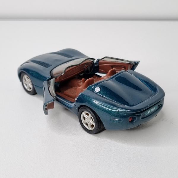 MAISTO - Jaguar XK180 - Escala 1/37 - Miniatura em meta
