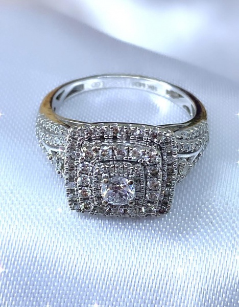 Joias . ANEL DE ESMERALDA OVAL EM OURO AMARELO 18K - COM DIAMAN foto 8