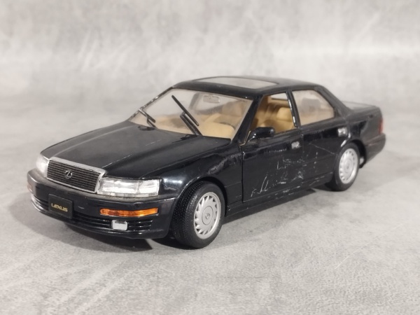 Lexus LS 400, 1:18. Produto sendo vendido conforme esta