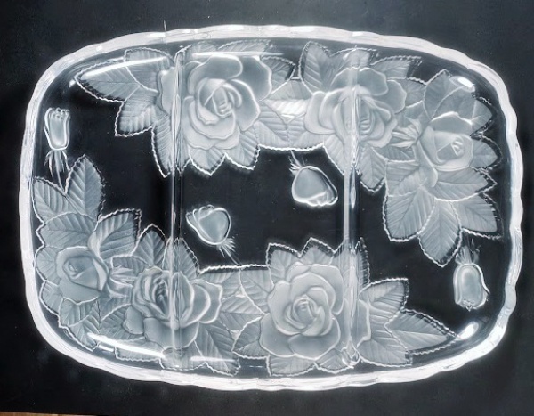 Belíssima Petisqueira em cristal Japones SOGA ´com ornamentos em relevo em satiné florais com 3 divisórias medindo 30 x 22 cm em perfeito estado. de conservação