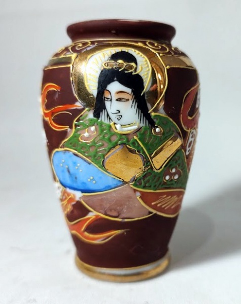 Antigo Vaso de coleção em fina porcelana japonesa SATSUMA, com decoração representando a  Imperatriz em bonita policromia e douração. Está em muito bom  estado de conservação  medindo 8cm de altura.