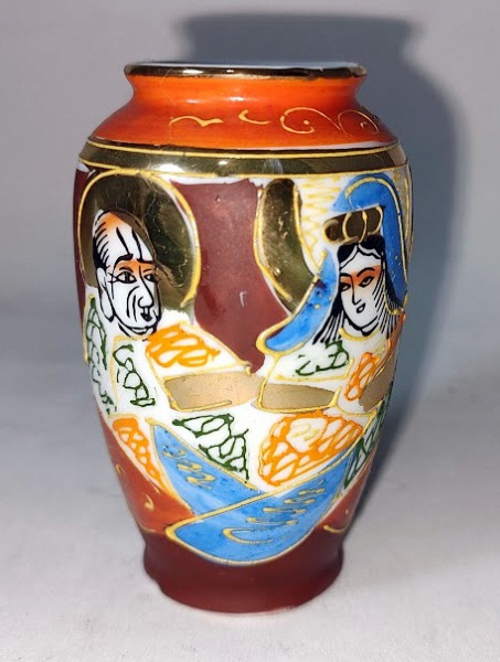 Antigo Vaso de coleção em fina porcelana japonesa SATSUMA, com decoração representando Casal de Imperadores em pintura a mão e bela douração. Está em impecável estado de conservação e mede 9cm de altura.