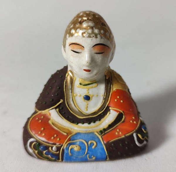 Pequena e antiga Estatueta em fina porcelana japonesa SATSUMA representando a Divindade BUDA em bela policromia em pintura a mão e douração. Está em impecável estado de conservação e medindo 5,5cm de altura.