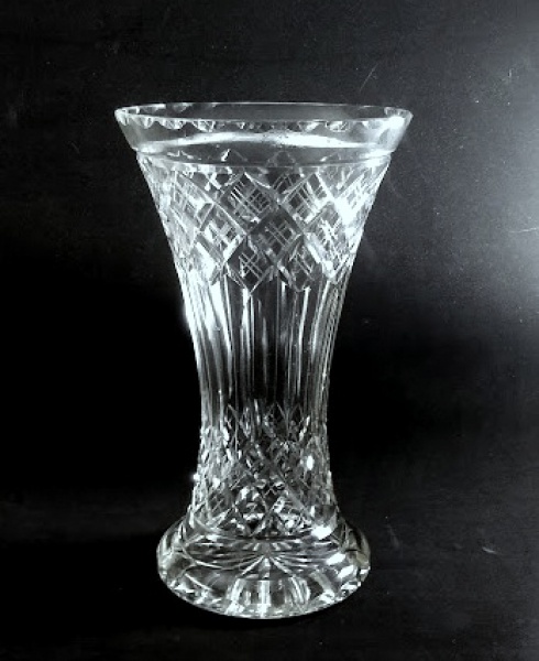 Belo Vaso antigo  em fino cristal da Tchecoloswáquia todo lapidado a mão com sulcos e ondulados - anos 70 - Mede 26 cm de altura e está  em perfeito estado de conservação