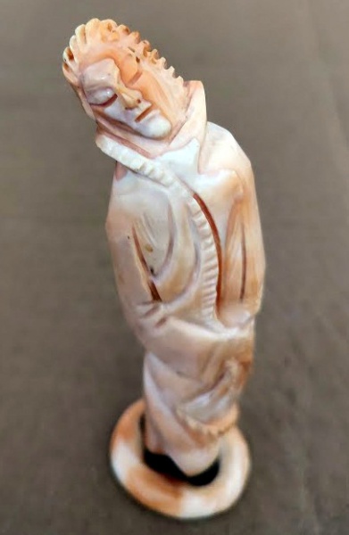 Antiga e rara  Escultura chinesa antiga em dente de morsa representando monge medindo 13 cm de altura. Possui próximo da base um adorno em prata de Lei contrastada . Esta em ótimo estado de conservação