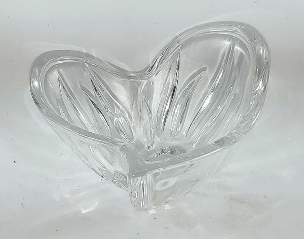 Graciosa Petisqueira em cristal moldado contemporâneo em formato de coração e medindo    13,5 x 8 cm de altura. Estado de novo.